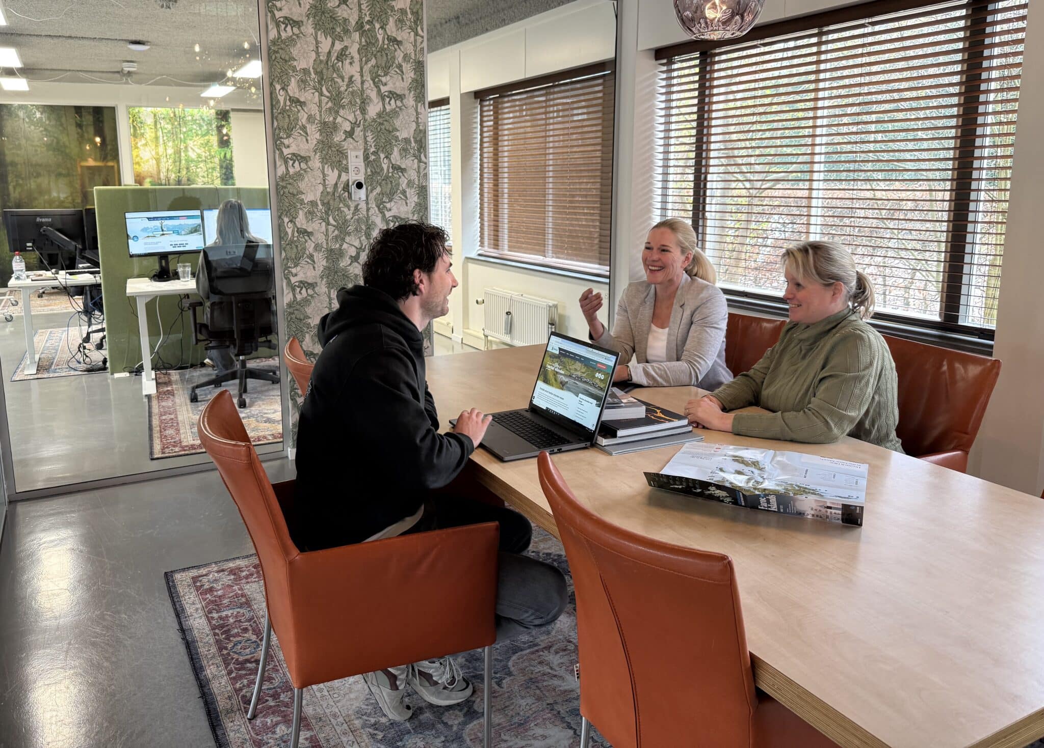 Medewerkers Senja in overleg met elkaar.