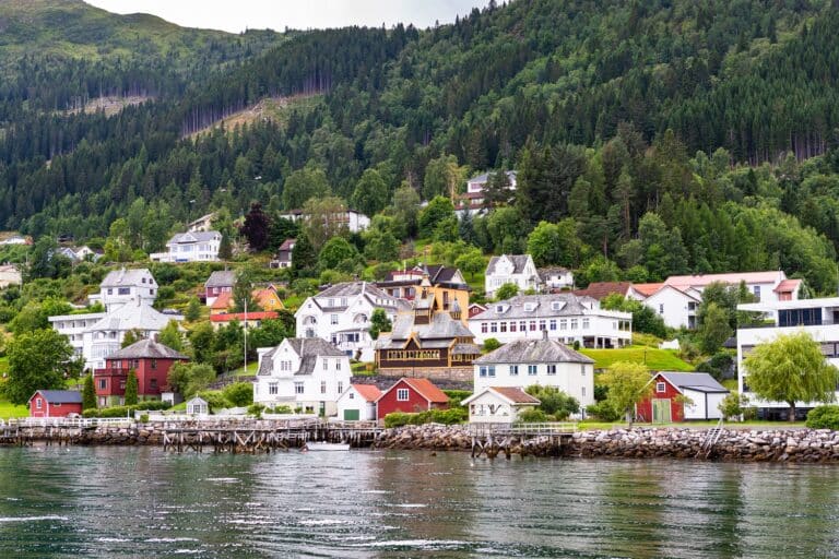 Zicht vanaf het water op Balestrand aan het Sognefjord