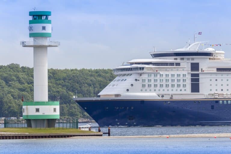 De ferry van Color Line die de haven van Kiel nadert