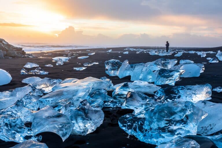 Diamond beach bij het ijsbergenmeer met lage zon op IJsland