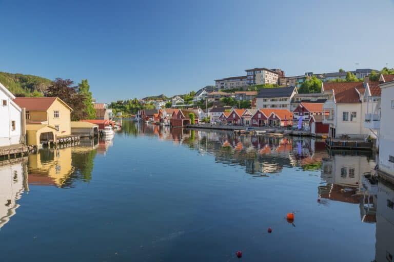 Zicht over de haven van Flekkefjord met gekleurde huizen