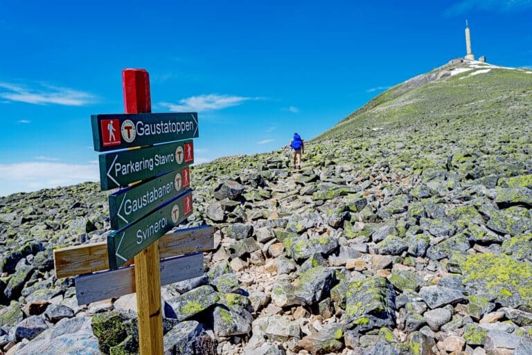 Op de top van Gaustatoppen, foto van de wegwijzer