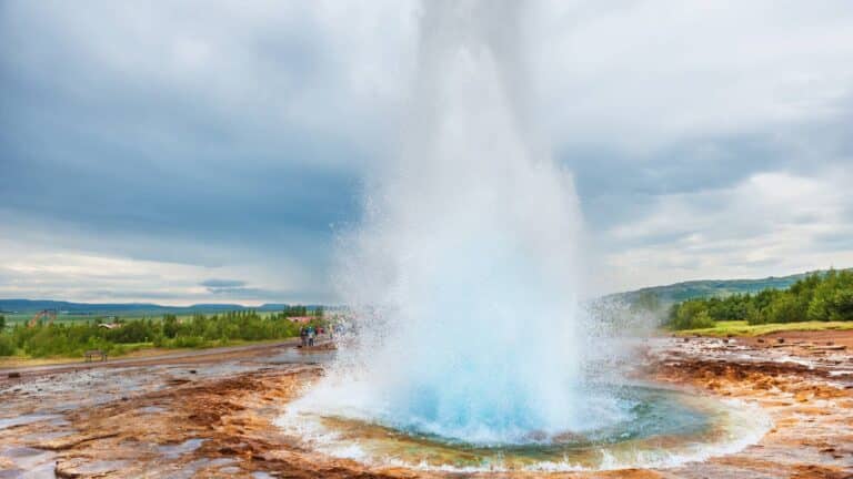 Geiser Strokkur spuit op IJsland