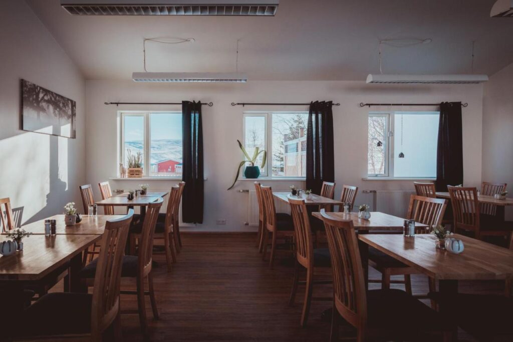 Guesthouse Brekka, omgeving Laugar en Mývatn, IJsland, ontbijtzaal