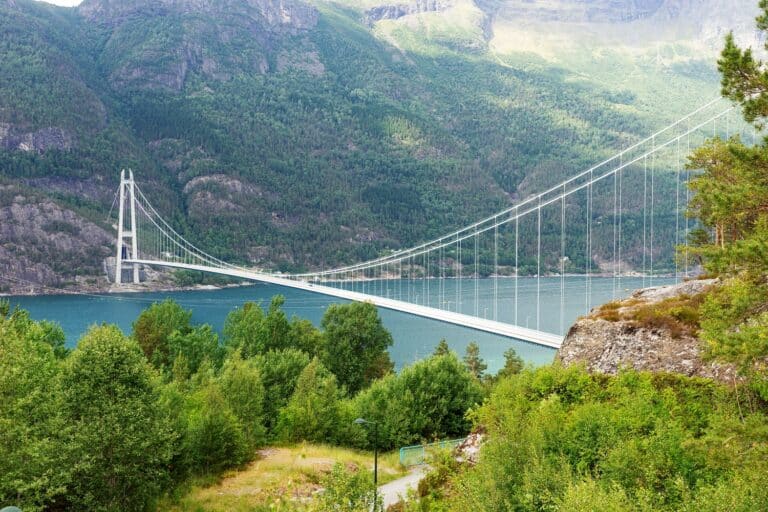 Uitzicht op een witte, lange brug over het Hardangerfjord