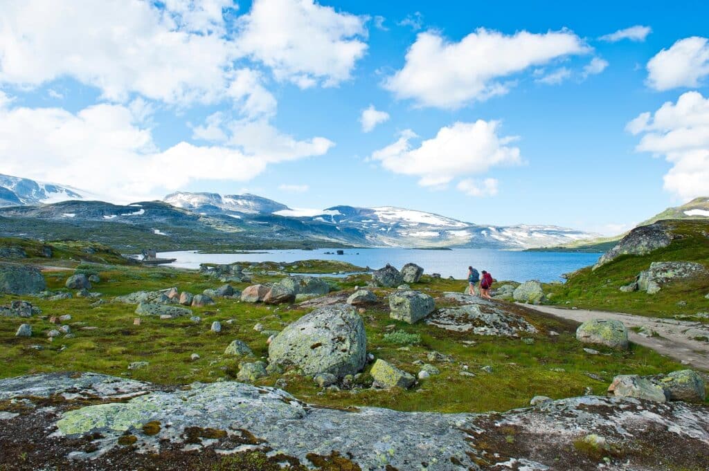 Twee wandelaars langs het water in het nationaal park Hardangervidda