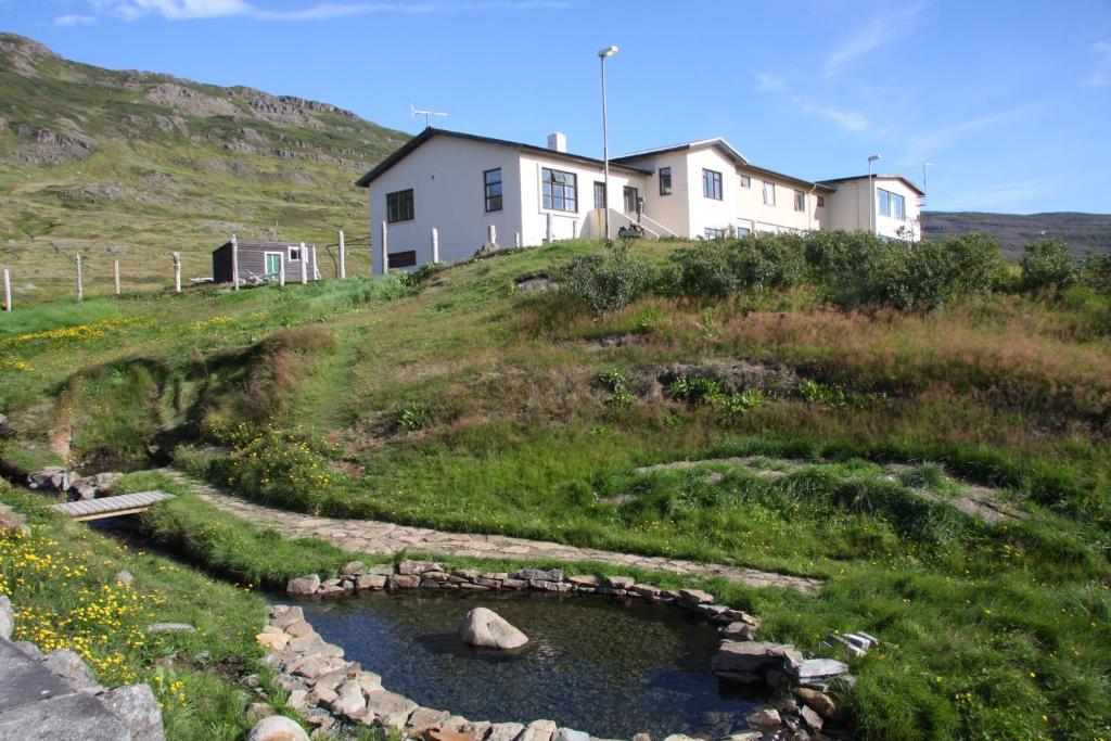 Warm badje met op de achtergrond Hotel Laugarhóll in het oosten van de Westfjorden, IJsland