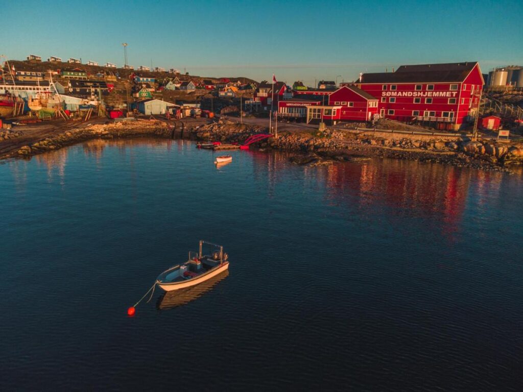 Hotel Soma in Aasiaat vanaf zee, Groenland