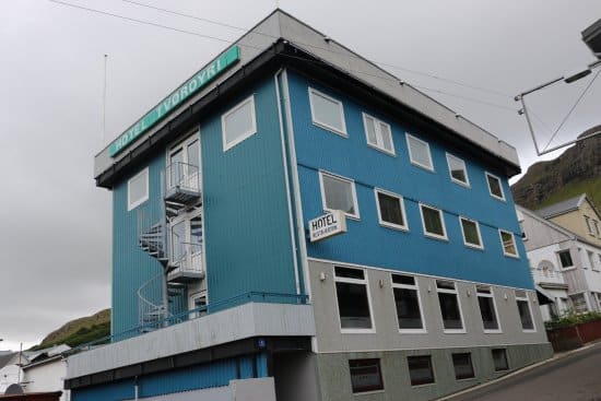 Hotel Tvoroyri op het eiland Suduroy, buitenkant