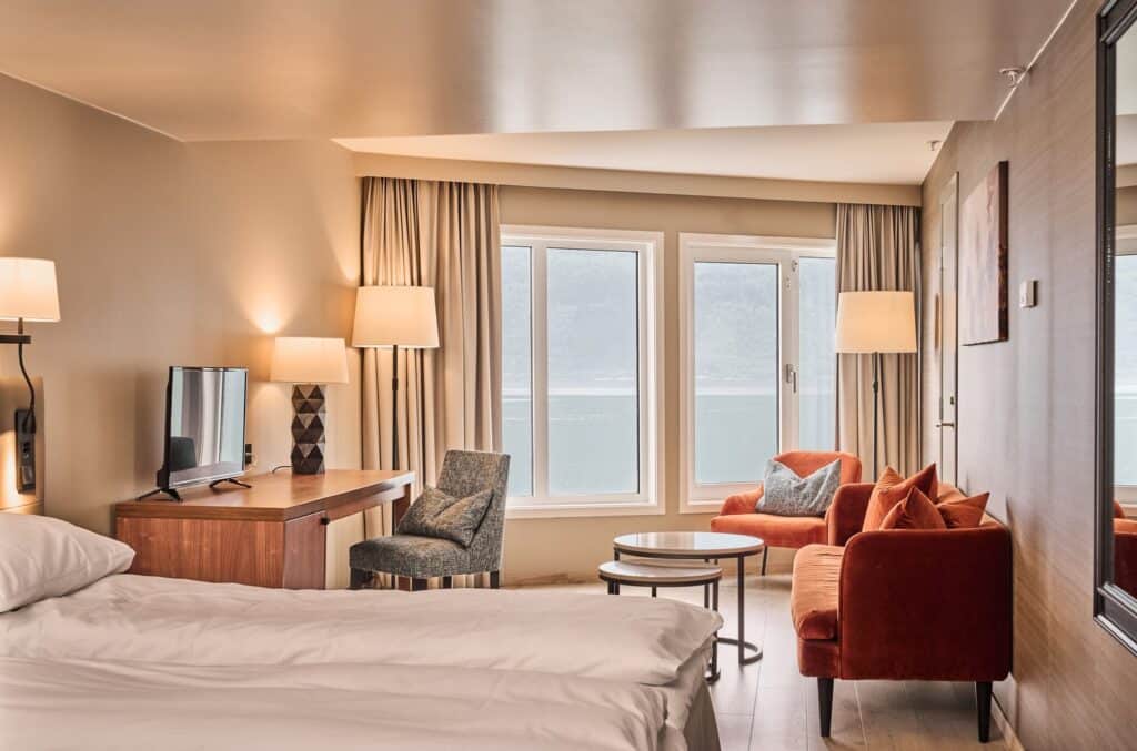 Een moderne standaard hotelkamer in hotel Ullensvang.