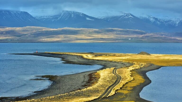 Luchtfoto van de weg langs het Hvalfjord