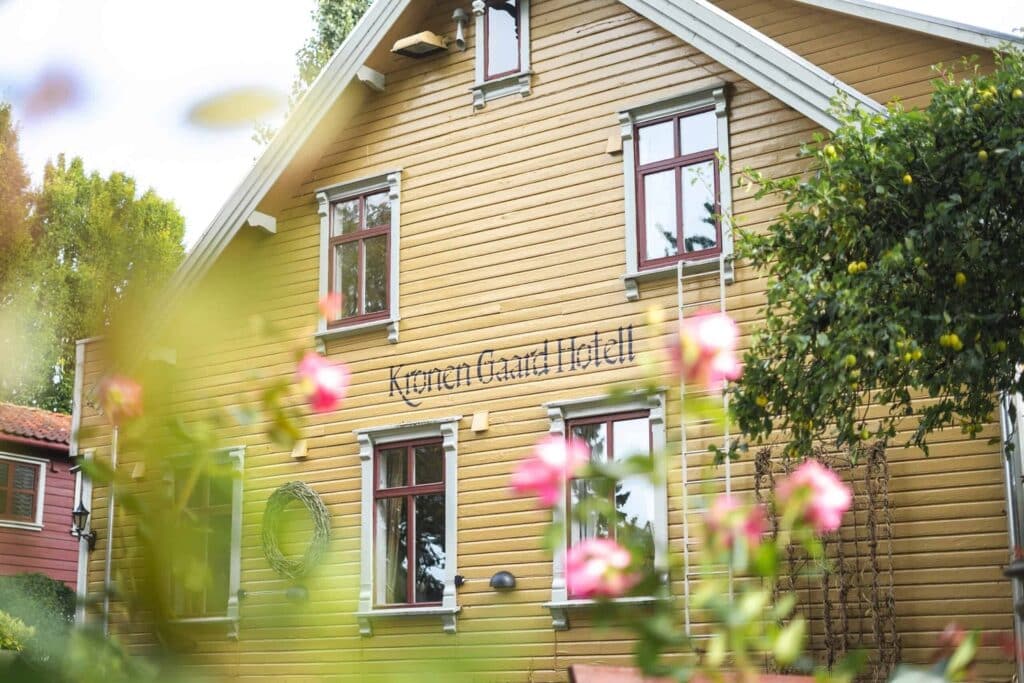Het gele houten pand van het Kronen Gaard Hotel