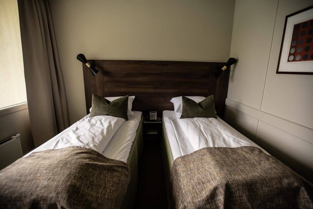 Een standaard moderne hotelkamer in Hotel Kviknes Balestrand