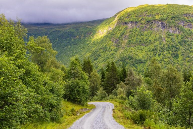 Een gravel weg door de bergen van Myrkdalen