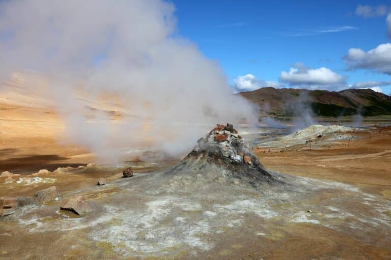 Stoom uit een bergje bij Myvatn, IJsland