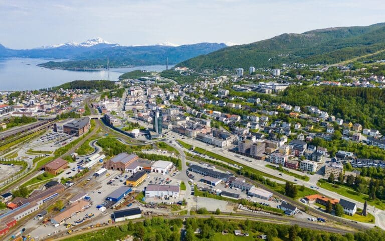 Panoramisch zicht over de stad Narvik met berglandschap op de achtergrond