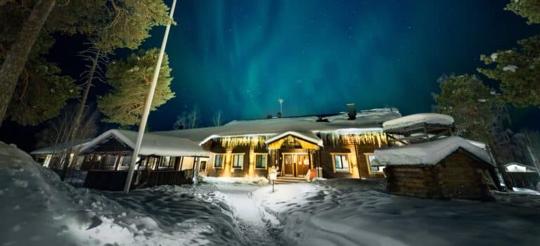 Nellim hoofdgebouw met noorderlicht