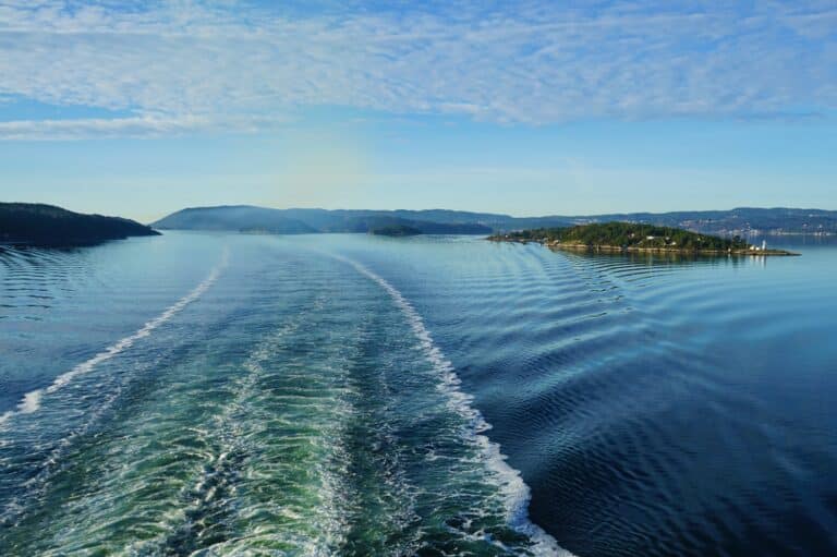 Zicht vanaf de ferry over water van het Oslofjord