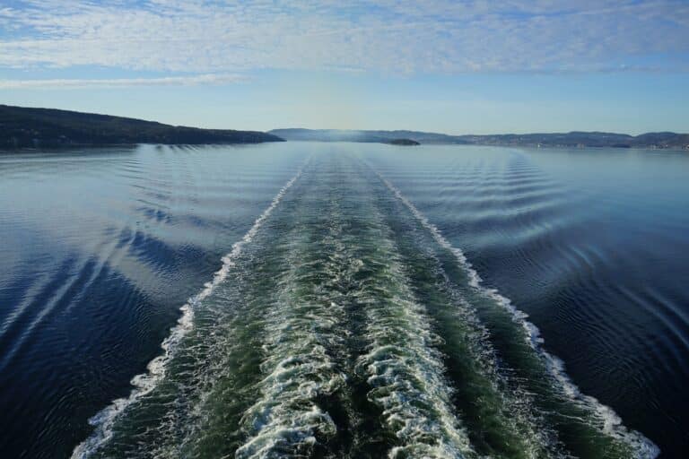 Varend over het Oslo fjord, spoor in het water