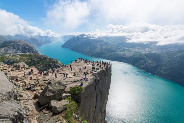 De rots Preikestolen met panoramisch uitzicht over het Lysefjord
