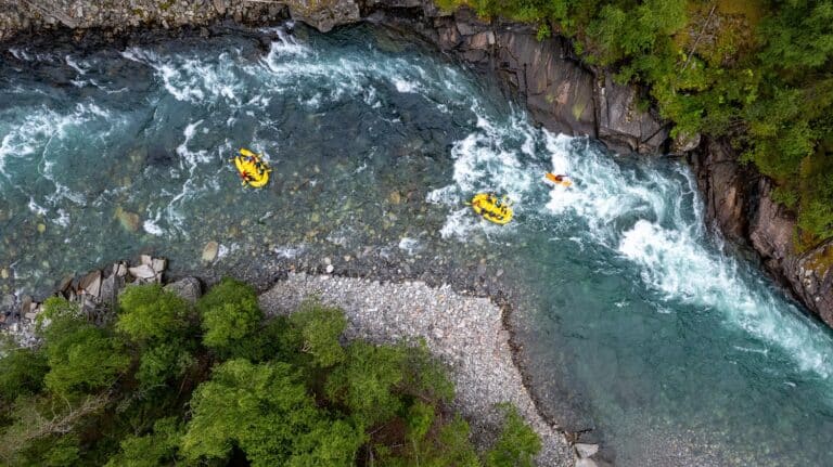 drie raft bootjes op een rivier in Noorwegen