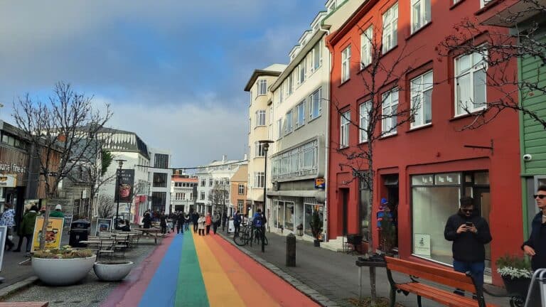 Reykjavík straat met regenboogkleuren IJsland