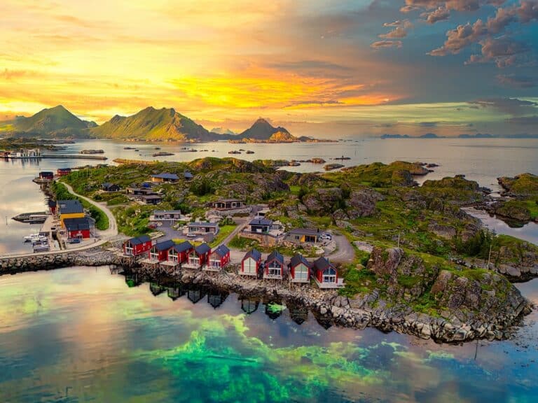 Rode rorbu huisjes op de Lofoten, op een eiland en aan het water