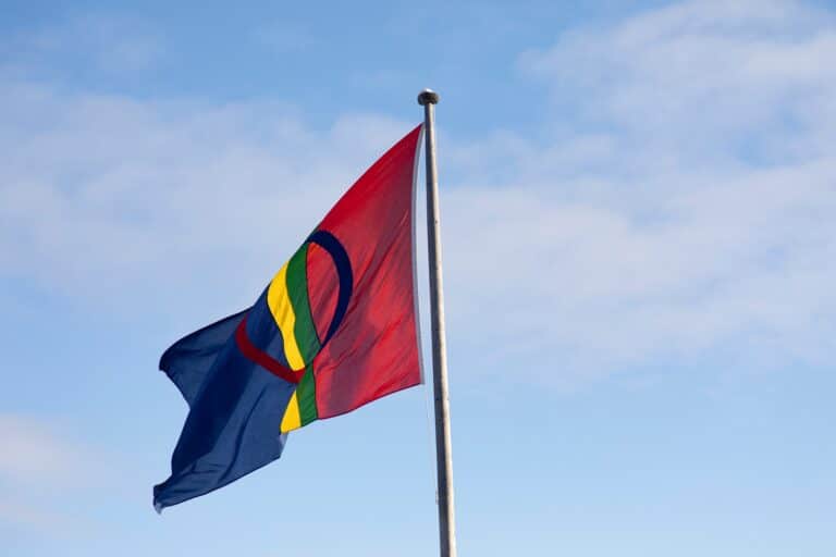 De vlag van het Sami parlement in Karasjok