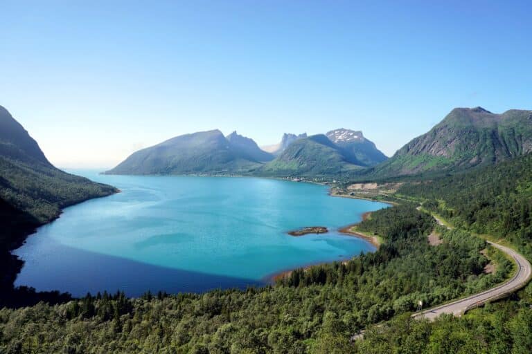 Het Gryllefjord in Senja met turquoise water