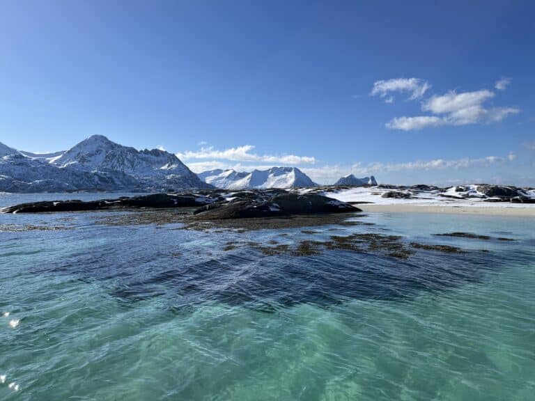 Senja-boottocht-helderblauw-water