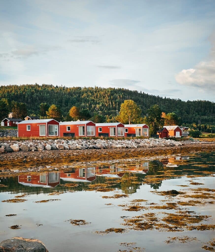 Rode vakantiehuisjes aan het water op Senja