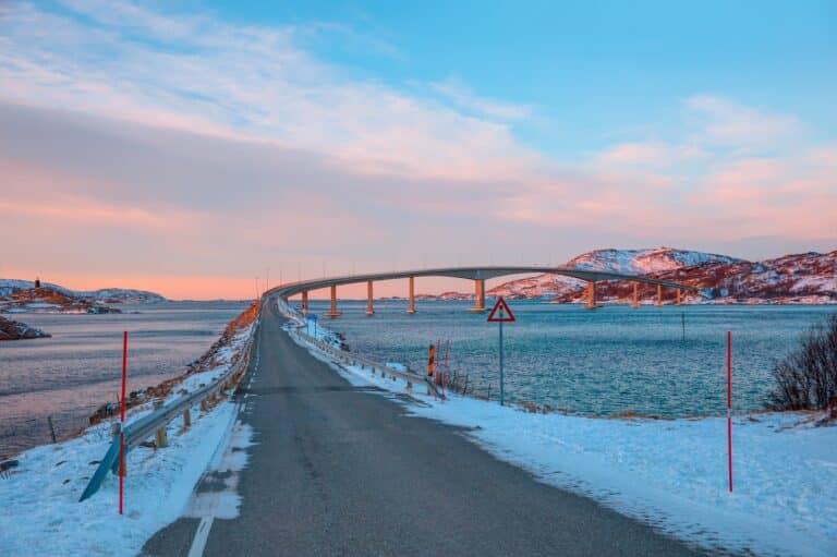 De weg en brug naar schiereiland Sommaroy in de winter