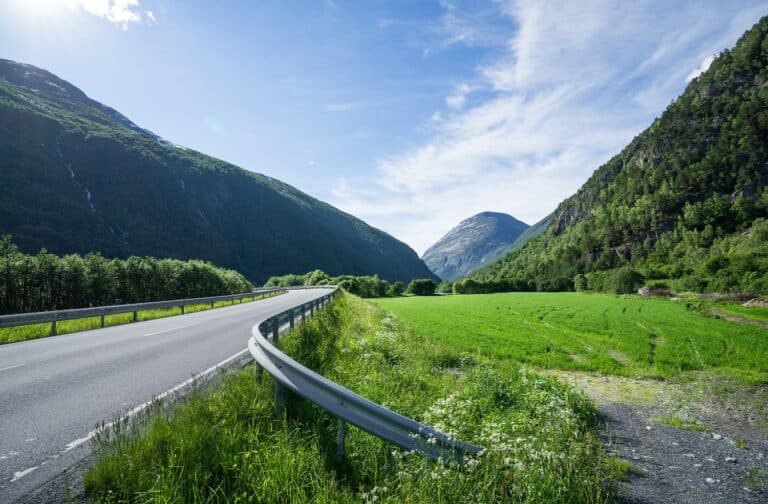 Panoramisch zicht vanaf de weg over het Sunndalen