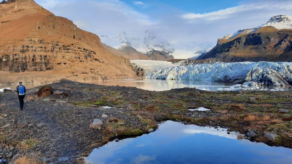 IJsbergenmeer Svinafellsjökull achter Hotel Skaftafell Zuid-IJsland met wandelaar