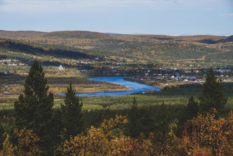Panoramisch uitzicht over de rivier Tana en Karasjok