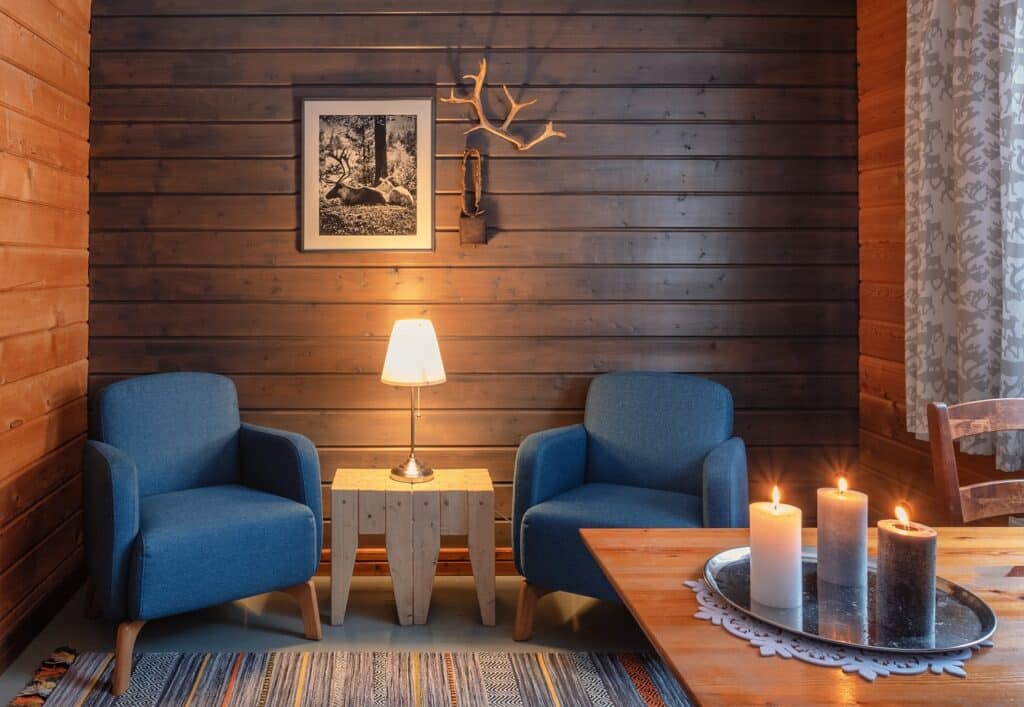 Zitgedeelte van cabin met haard Torassieppi