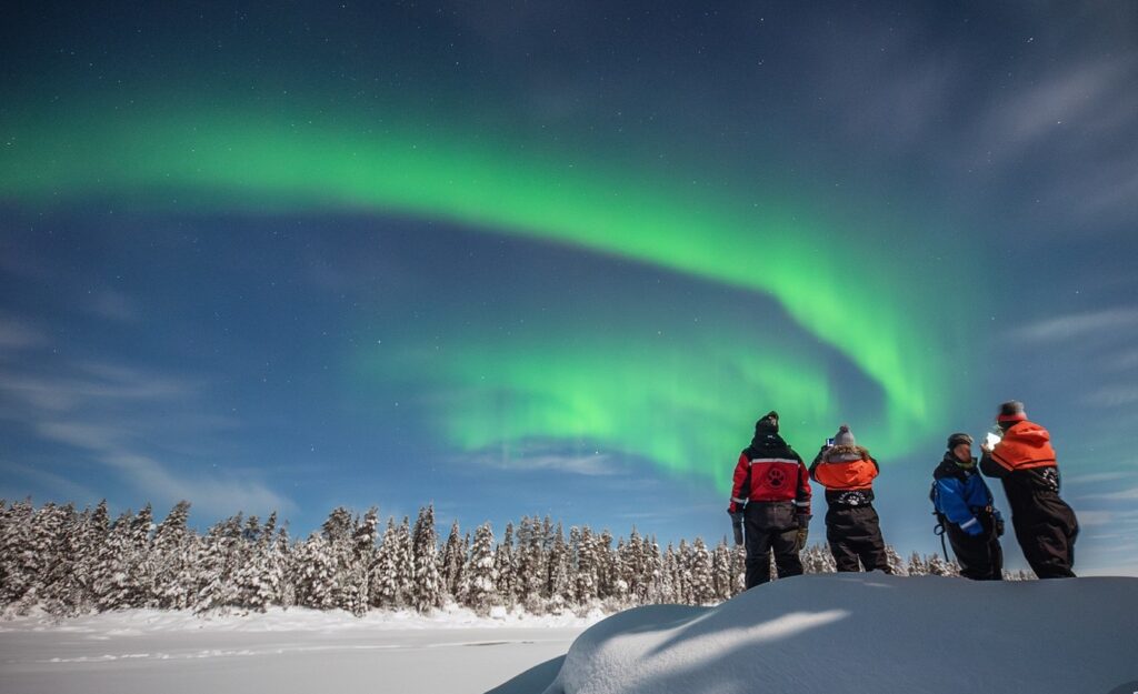 Sneeuwschoenwandeling nabij Torassieppi met noorderlicht