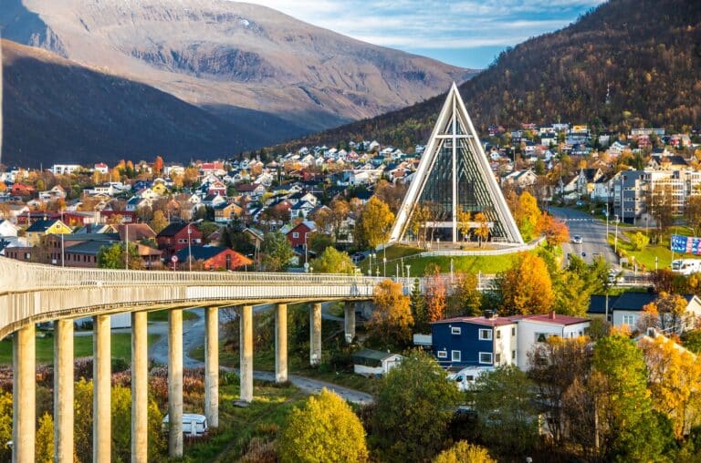 Zicht vanaf de brug op de Arctic Cathedral in Tromsø