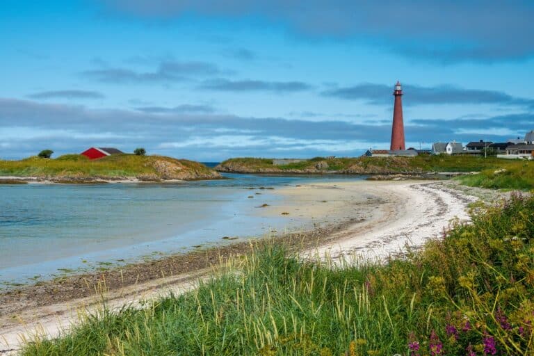 Het strand bij Andenes, met rode vuurtoren in de verte