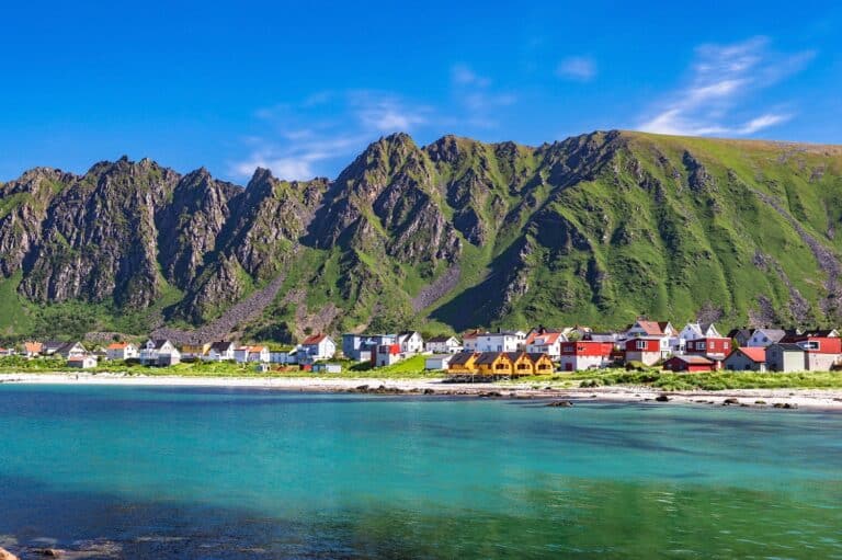 Vissersdorp Bleik met bergen op achtergrond