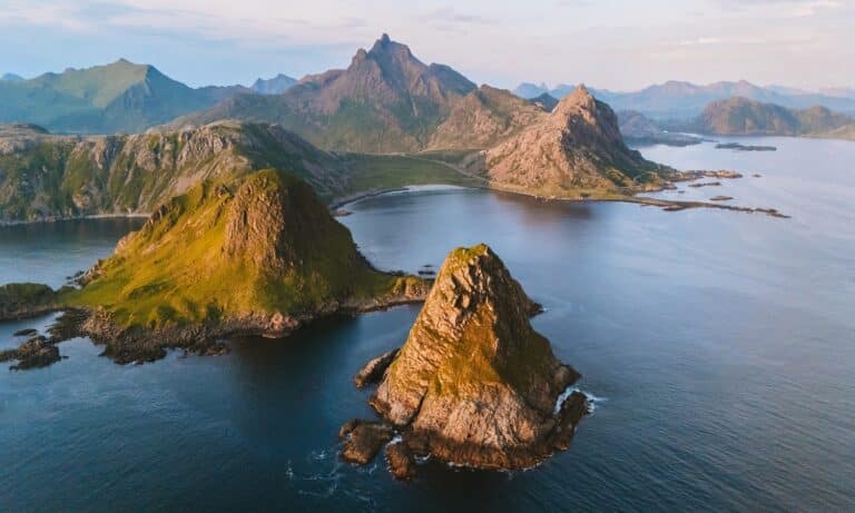 luchtfoto van de steile rotsen aan zee