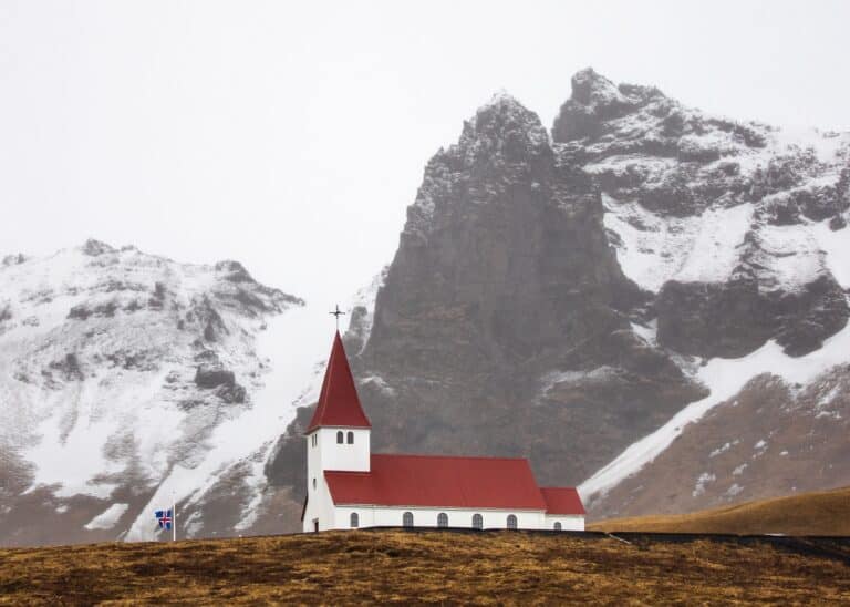 Kerkje Vík met nesneeuwde bergen IJsland