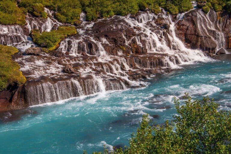 Hraunfossar waterval Reykholtsdal IJsand