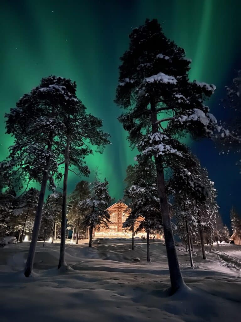 Nangu hoofdgebouw buitenkant met sterrenhemel en noorderlicht