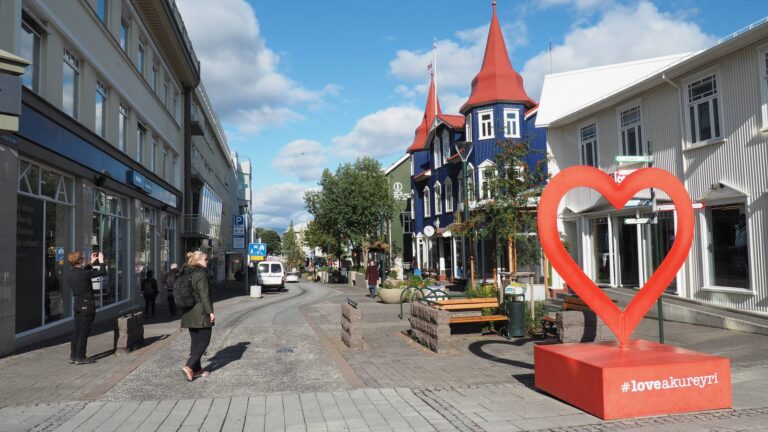 Straat in het centrum van Akureyri op IJsland