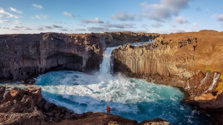 Luchtfoto van de Aldeyjarfoss waterval op IJsland