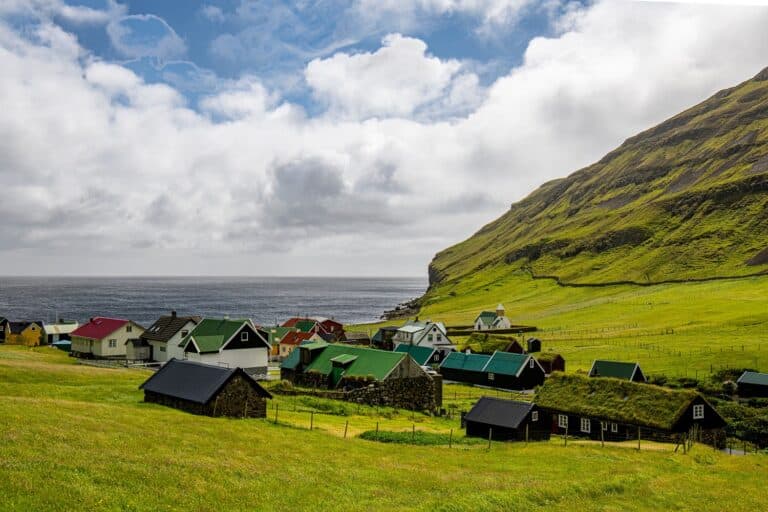 Uitzicht op zee vanuit dorp Dalur op het eiland Sandoy, Faeröer eilanden