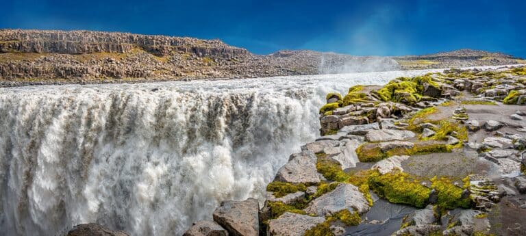 Het water van de Dettifoss waterval op IJsland stort zich naar beneden