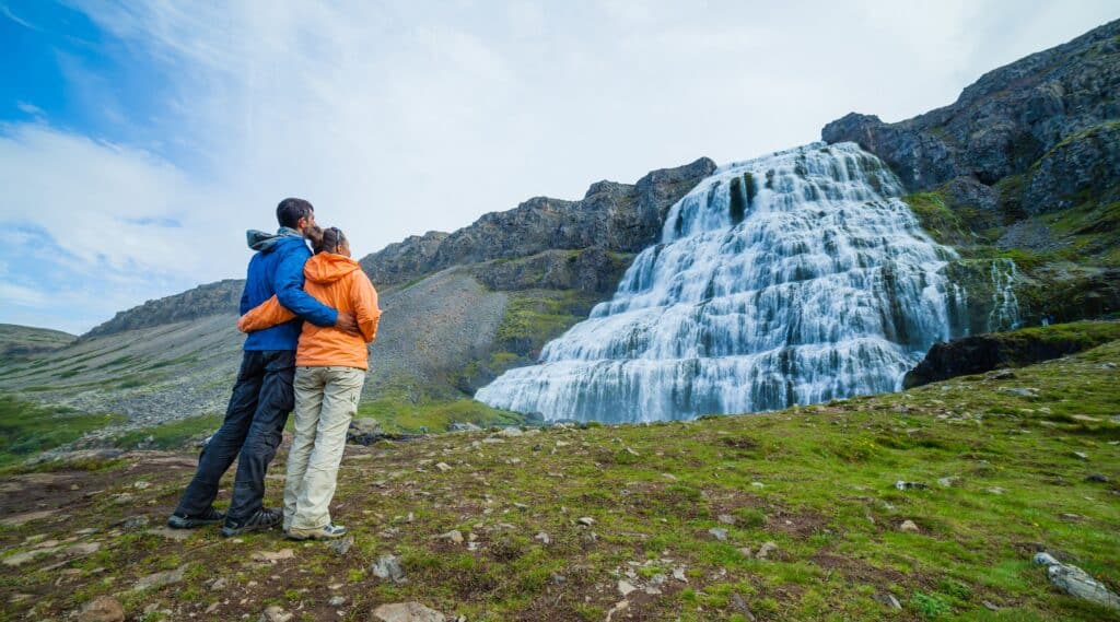 Koppel kijkt naar Dynjandi waterval op Westfjorden, IJsland
