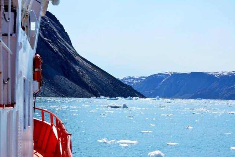 Uitzicht vanaf de boot tijdens boottocht Eqi gletsjer